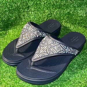 Crocs Monterey Beaded Navy Blue Wedge Flip Flop Thong Sandals Shoes Womens 7 NEW